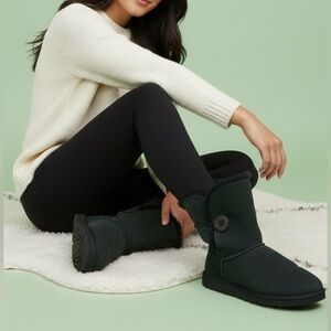 UGG BAILEY BUTTON 
Size US 8
Black